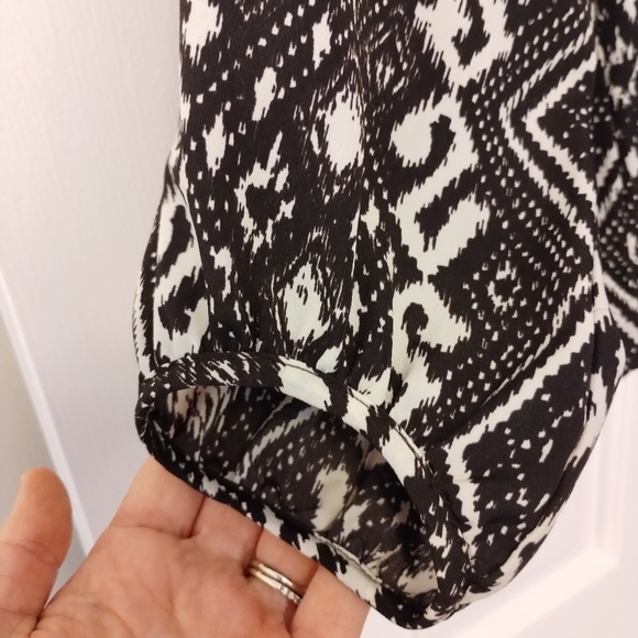 *5 for $20* AE geo print top - Picture 9 of 10